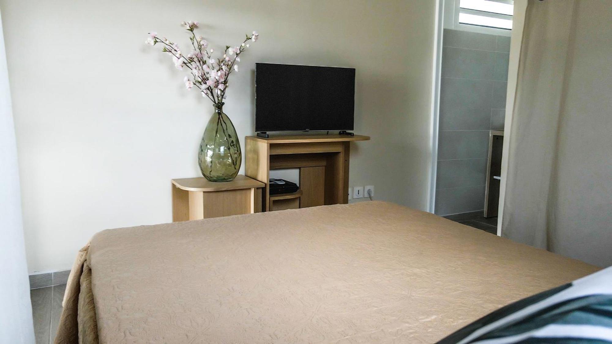 Studio Avec Piscine, A 3 Minutes A Pied Des Plages Sainte-Anne  Exterior foto